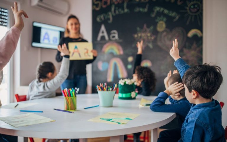 Djeca dizu ruke na nastavi u ucionici